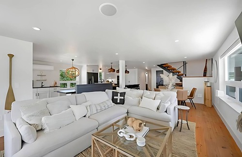 Green Bay House | Fall Bayfront Luxury | Kayaks + Near Lambeau Field