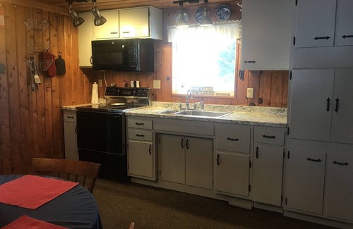 Alanson Cottage | Fall Foliage & Golf Getaway on Pickerel Lake – Cozy Lakeside Cottage Retreat