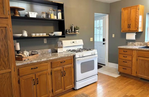 Aldrich Cottage | Fall Foliage! Serenity Cottage on Stockton Lake. Walk to water Game Room Hot tub