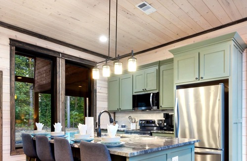 Hochatown Cabin | Fall Getaway for 17 | Hot Tub Fire Pit for S'mores