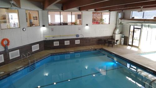 East Kootenay Resort | Fall Getaway - Price Drop 159 Nt! Akiskinook Beach Resort - 1 Br Condo - Rec Center with Indoor Pool, Hot Tub, Squash, Tennis, Pickle Ball