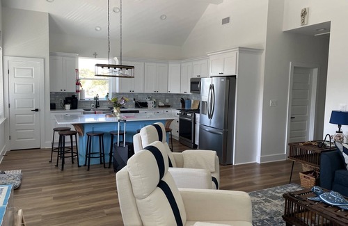 Pass Christian House | Fall is the best beach time. Walk to restaurants and shops. Pets welcome.
