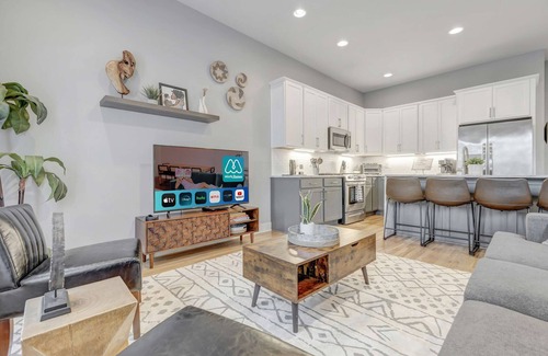 Haynes Area House | Fall rooftop with fire pit, game room, chef’s kitchen near Nissan Stadium