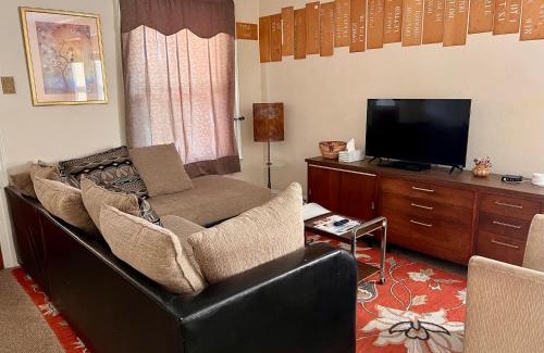 Downtown Niagara Falls House | Falls Retreat - Walk to the Falls, the Casino and all Downtown Restaurants - Across from the Aquarium