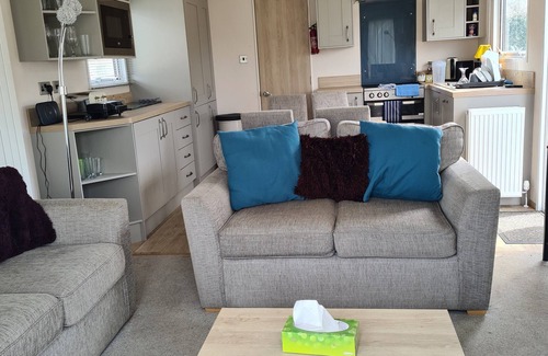 Martin House | Family-Friendly 6-berth caravan with onsite leisure facilities.