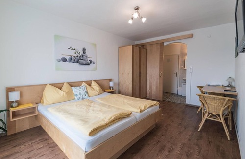 Seekirchen Markt House | Familienzimmer mit Kinderzimmer - Gasthof zur Seeburg