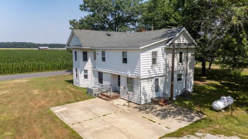 Delmar House | Family 5BR Home – Pets OK Big Yard Grill