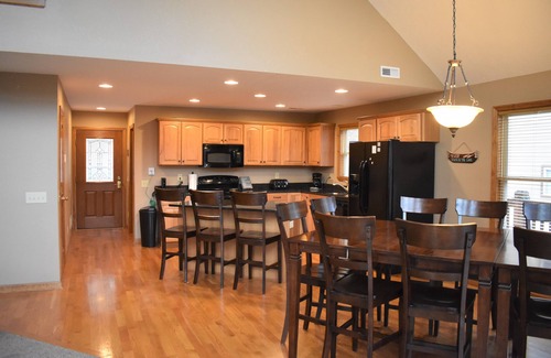 Lakeside Estates House | Family Affair, room 4 30, 15 Beds, 2 FULL Kitchens! Huge dock w 2 boat slips