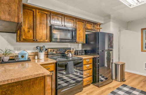 Sherwood - Tualatin North Cottage | Family and Pets Welcome! 2 BD 2 BA ~ Unique Northwest Vacation Rentals