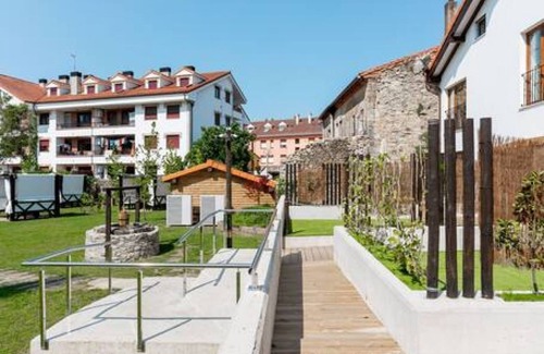 Villaverde de Pontones Apartment | Family apartment (handicapped accessible) with private garden