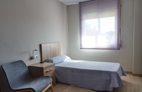 Les Escodines Apartment | Family Apartment with Parking and Pool