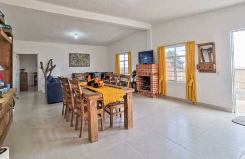 El Marques House | Family cabin for 10 + Campfires, BBQ & WiFi