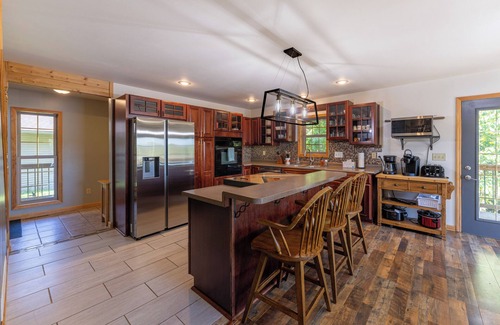 Greenway House | Family Cabin near Mt. Itasca & Trails: Kayaks & firewood Included