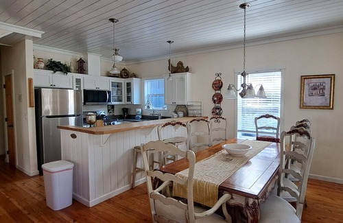 Lincoln Beach Cottage | Family Cottage | 2 Masters | Kings | HotTub | Pets