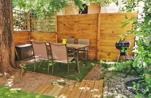 Lacoste House | Family Country House 110 m2 with Garden