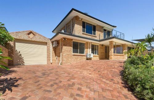 Silver Sands House | Family Escape Walk To Beach Park Views
