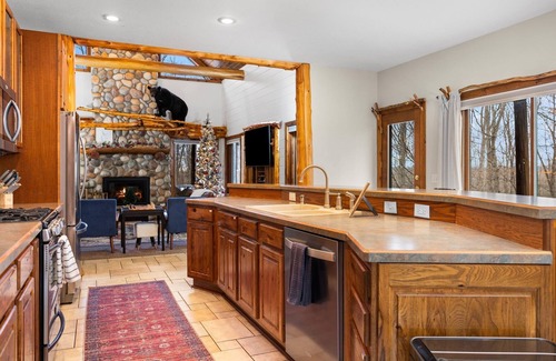 Bellaire Cabin | Family Fall Fun! Sleeps 14, Peaceful Cabin, Heated Floors, Fireplace, Gameroomnn