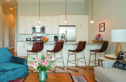 Uptown Condo | Family Friendly 2BD/2BA Near Wrigley, Lincoln Square