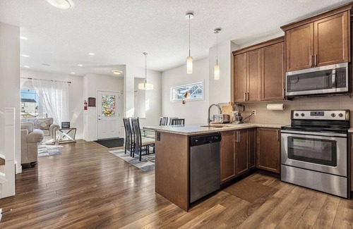 Cochrane House | Family-Friendly 3BR: Rockies Fun & Cochrane Charm