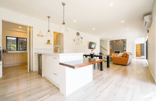 Dairy Flat House | Family Friendly 4 Bedrooms House in Dairy Flat