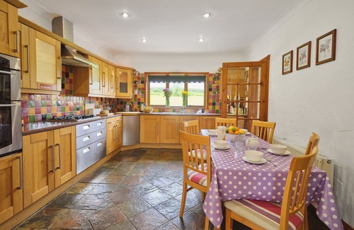 Jamestown House | Family Friendly 9 Bedroom Lakeside Lodge, Rooskey. Official 4 Star π