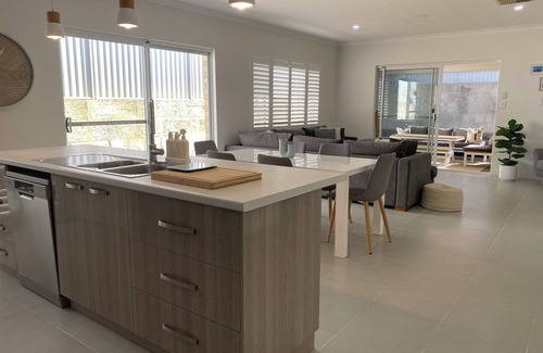 Alkimos House | Family friendly accommodation close to the beach.