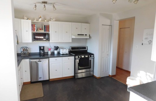 Claresholm House | Family Friendly Air Conditioned Home