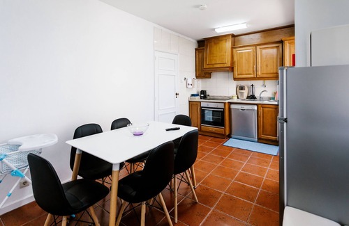 Oliveira do Castelo Apartment | Family-friendly apartment in city center with parking, wifi, air cond.