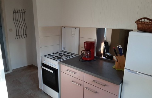 Neukalen House | family-friendly bungalow with fireplace, terrace, barbecue, boat rental