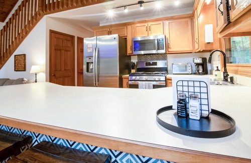 McCaysville Cabin | Family Friendly Cabin, Gameroom, Hot Tub-Sleeps 10!