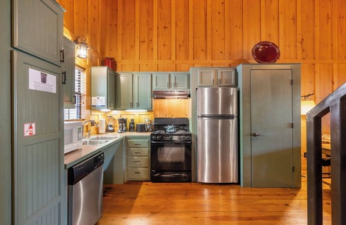 Branson Cabin | Family-Friendly Cabin | Step-Free Entry | Accessible Bath | Pet Friendly | Near Branson Strip