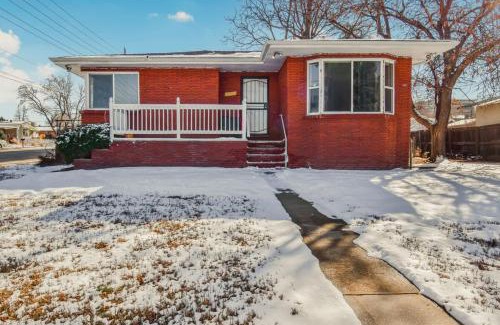Berkley House | Family Friendly & Cozy Two Bedroom Denver