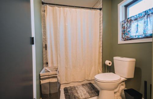 Apple Creek House | Family Friendly Downtown Apple Creek by Antiques