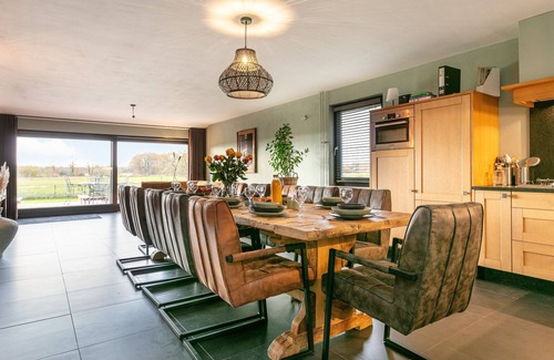 Hulsel House | Family-friendly farmhouse with stables