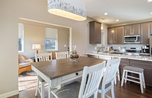 Camdenton House | Family-Friendly Golf Course Cottages with Ample Outdoor Fun