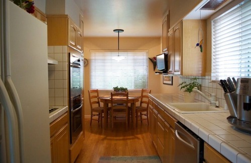 San Bruno House | Family Friendly Great For Two Families views of SF Bay