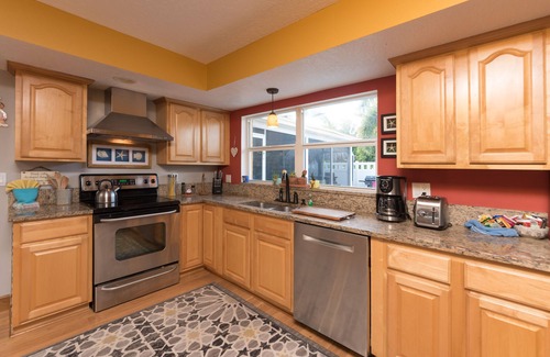 Bayview Park House | Family-Friendly/Heated Pool/Hot tub/Walk to beach 0.3 mil/private yard