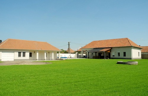 Poroszlo Villa | Family-friendly holiday home with heated swimming pool for 11 people + 2 children