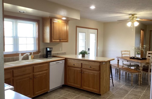 Perry House | Family-Friendly Home. Sleeps 14. Just minutes away from Mark Twain Lake.