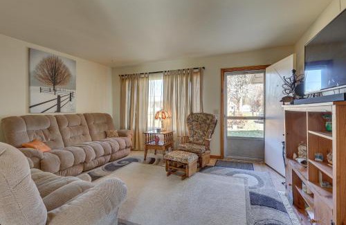 New Franklin House | Family-Friendly Home with Fire Pit about 10 Mi to Akron!