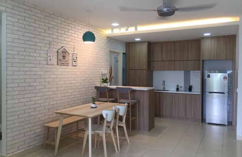 Shah Alam Apartment | Family Friendly HomeStay at Setia Alam, Modern, Cozy & Fully Furnished