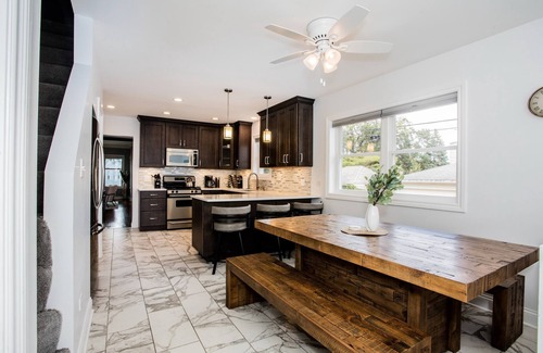 Jefferson Park House | Family Friendly, Lovely 6 Bd Retreat w/Game Room, Back Deck & Bar