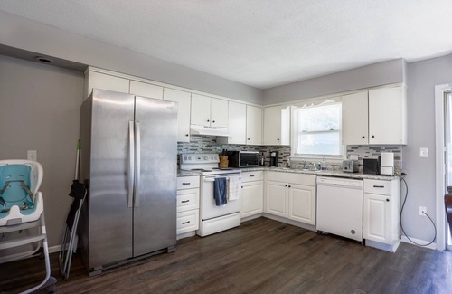 Overland Park Condo | Family Friendly Overland Park home w/king bed