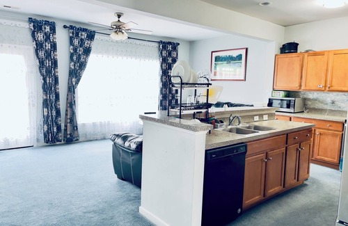 Laurel House | Family-friendly, Quiet, and Gated 3-bedroom Townhouse in Central Richmond