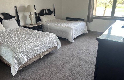 Bay City Hotel | Family-Friendly Resort – Steps to Golf, Lake, Pool & Conference Center - 4 Units