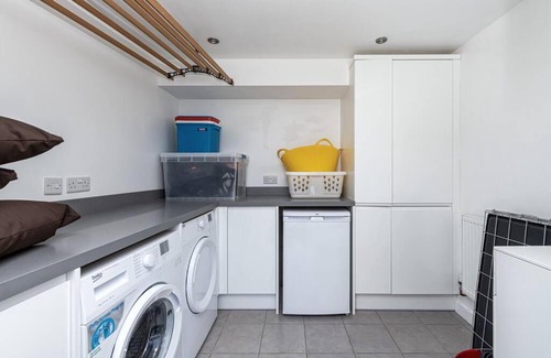 Morfa Bychan House | Family-Friendly Retreat between Beach & Mountains