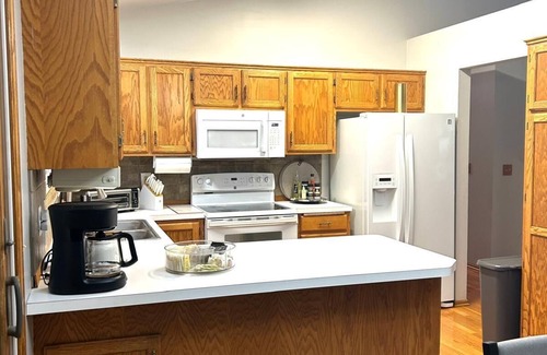 Burnsville House | Family-friendly, spacious with deck & fence,n centrally located near MSP airport