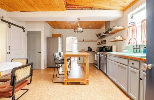 New Cumberland House | Family Friendly, Peaceful Yard, Dedicated Work Space, Close to Local Attractions