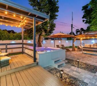 St. Petersburg - Clearwater House | Family Fun & Backyard Oasis Hot Tub Games & BBQ