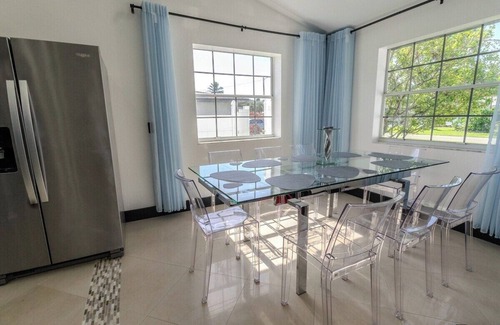 Edgewood House | Family Fun Fort Lauderdale: Pool, Games & Sleeps 10
